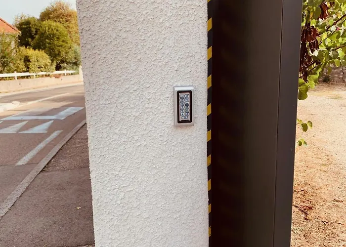 Independant Avec Jardin Et Acces Piscine Nîmes