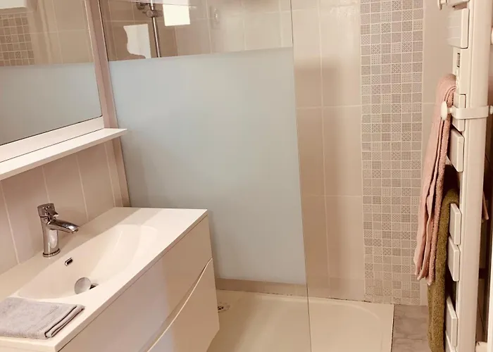 Independant Avec Jardin Et Acces Piscine *